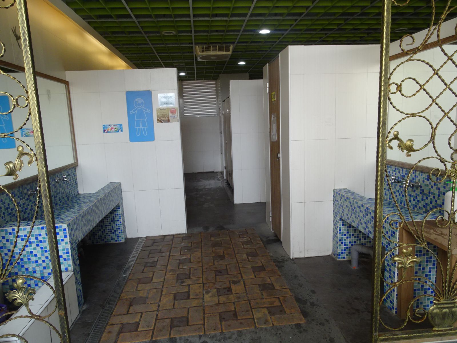 教室走廊兩端廁所皆配置有洗手台方便師生使用
