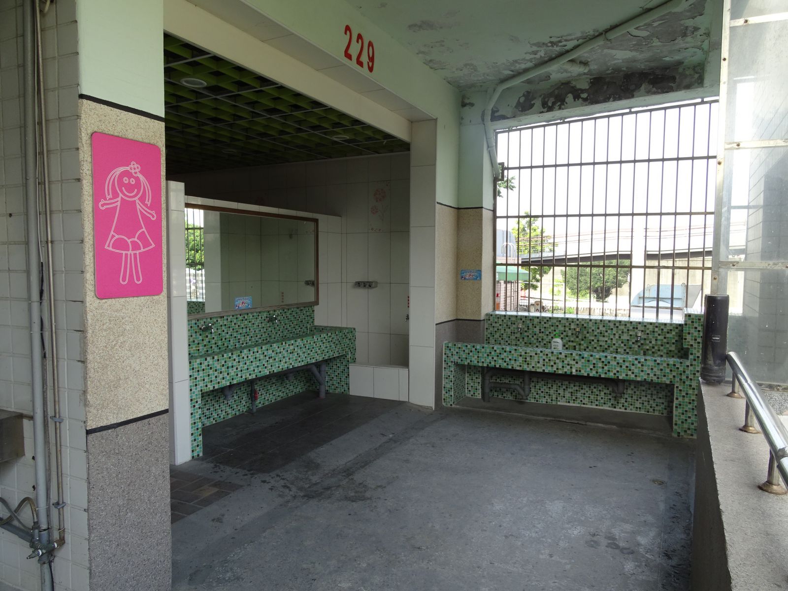 教室走廊兩端廁所皆配置有洗手台方便師生使用