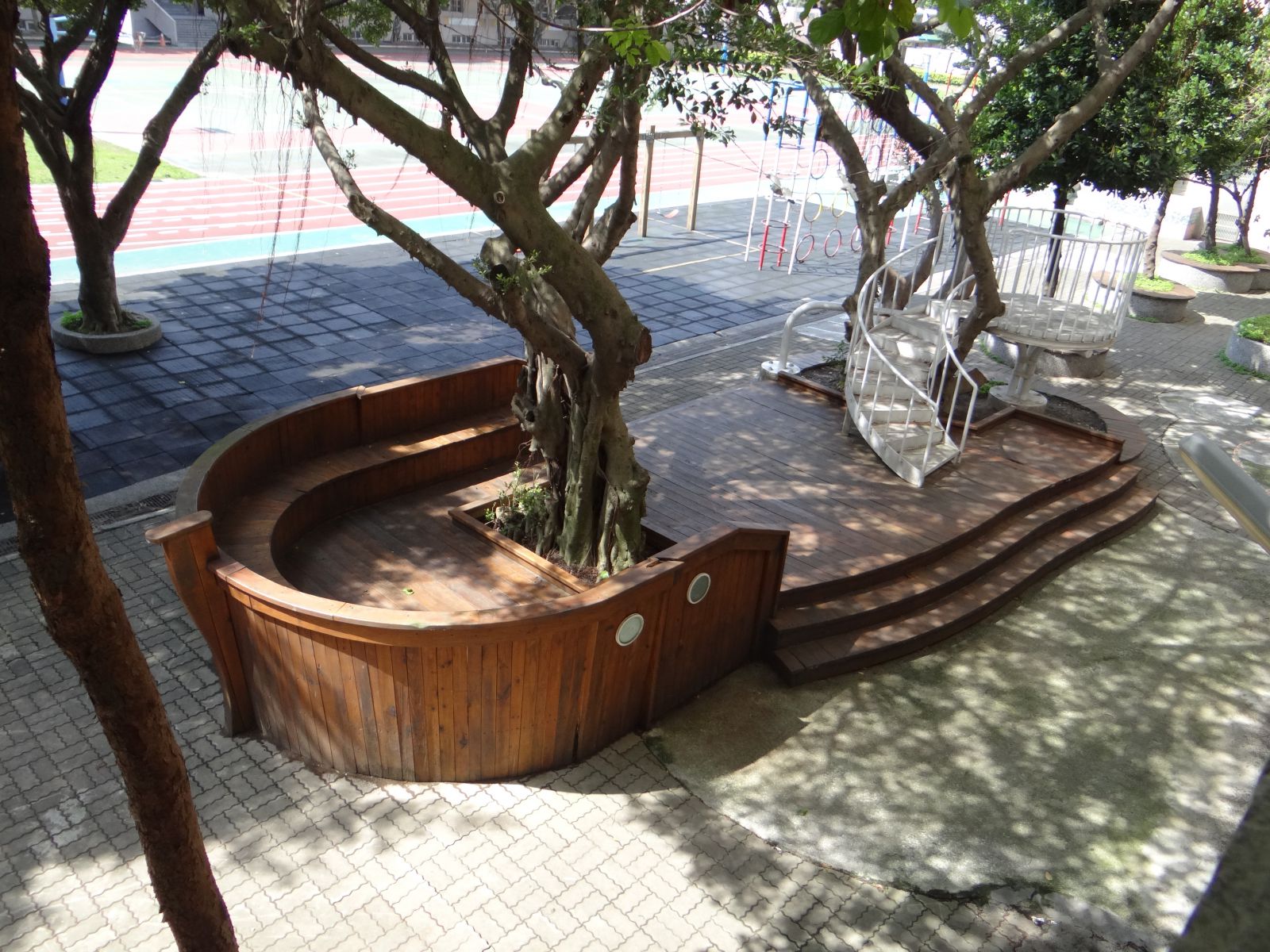 海盜船造型松木平台